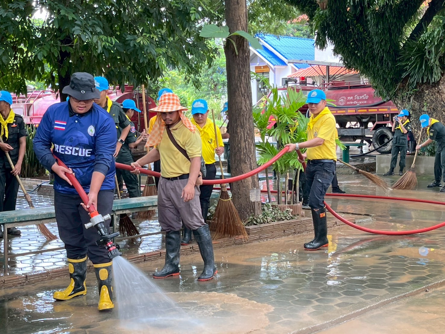 สนับสนุนรถบรรทุกน้ำ เพื่อฉีดพ่นน้ำทำความสะอาดถนน ทางเท้า พื้นที่สาธารณะ และสิ่งอำนวยความสะดวกต่างๆ ณ ลานหน้าวัดบ้านใหม่ ตำบลวังเหนือ 25 กรกฎาคม 2568