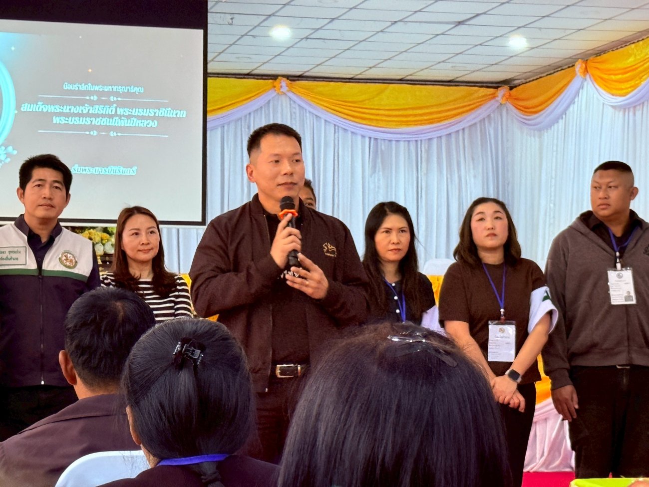 กราบถวายบังคมพระบรมศพสมเด็จพระนางเจ้าสิริกิติ์ พระบรมราชินีนาถ พระบรมราชชนนีพันปีหลวง ณ พระที่นั่งดุสิตมหาปราสาทพระบรมมหาราชวัง 1 ธันวาคม 2568