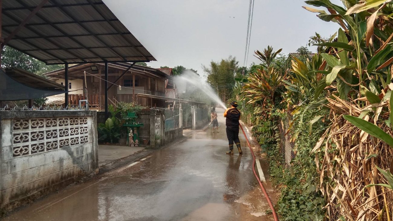 ฉีดน้ำลดฝุ่นละออง PM 2.5 ถนนบ้านแม่ม่า หมู่ที่ 1
