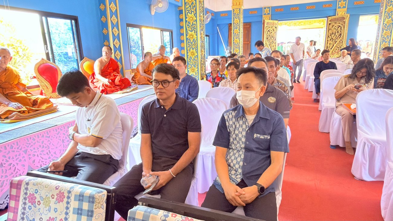 รดน้ำดำหัวขอพร เจ้าคณะตำบลวังซ้าย ณ วัดแม่สุขใน หมู่ที่ 4 ตำบลวังซ้าย