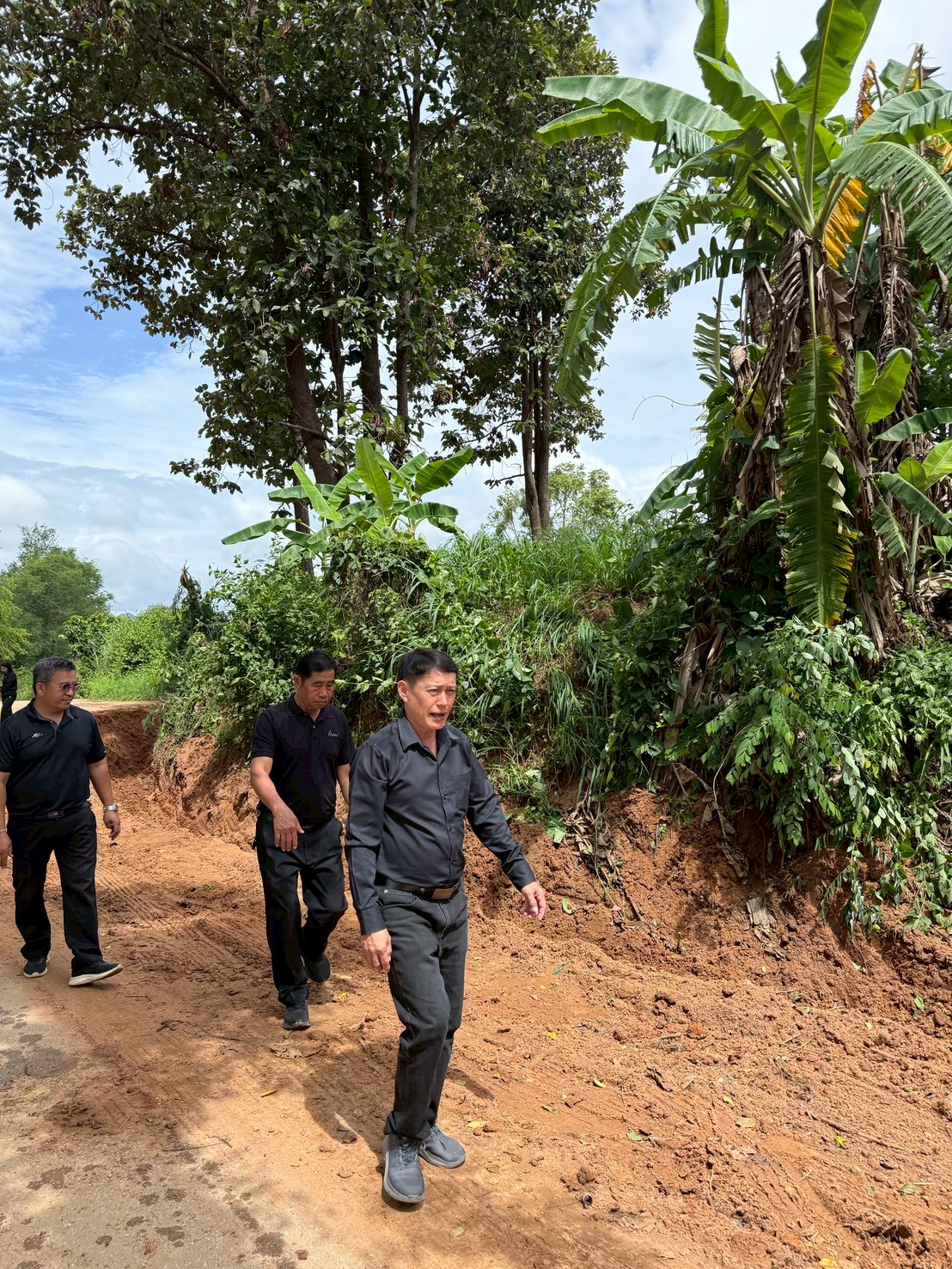 ลงพื้นที่ตรวจเยี่ยมการขุดลอกคลองลำเหมือง ม.3
