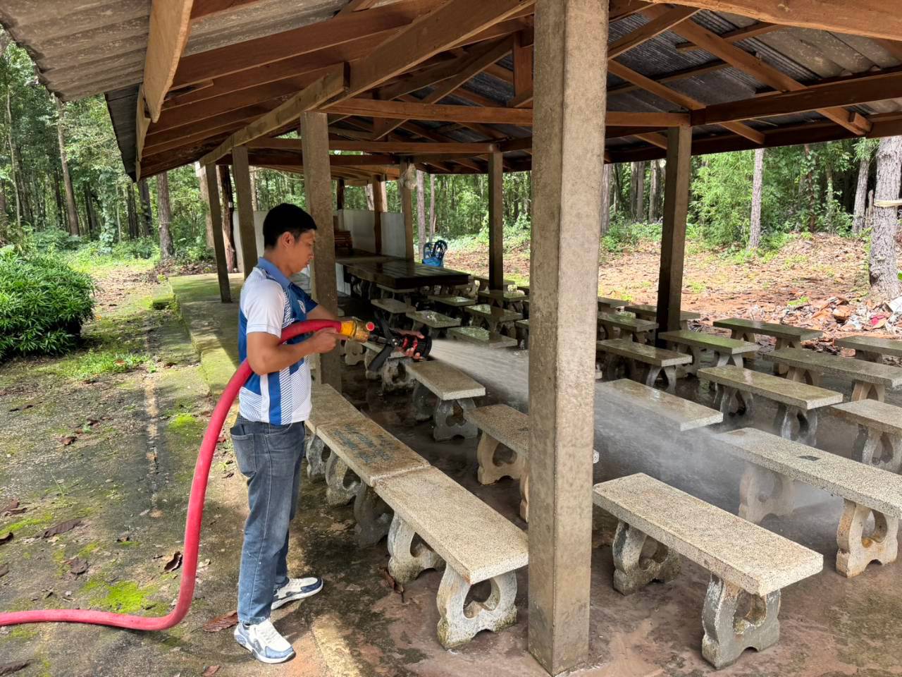 ฉีดล้างลานสุสานบ้านแม่สุขใน หมู่ที่ 4