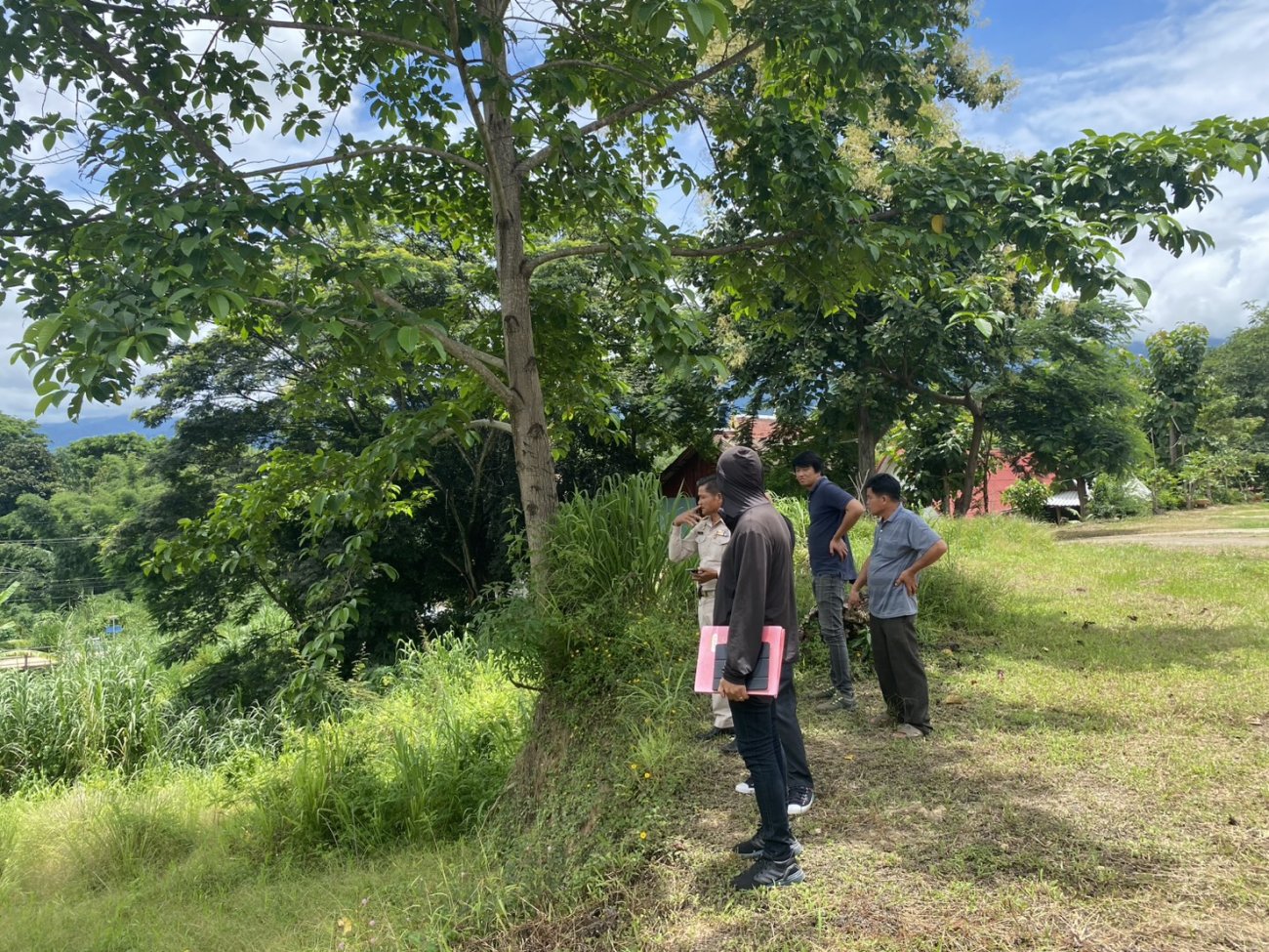 ช่าง อบจ.ลำปาง ลงพื้นที่สำรวจ โครงการก่อสร้างพนังป้องกันดินทรุดคลองแม่ม่า ม.6 งานก่อสร้างถนน คสล. เลียบทุ่งหลวง ม.8
