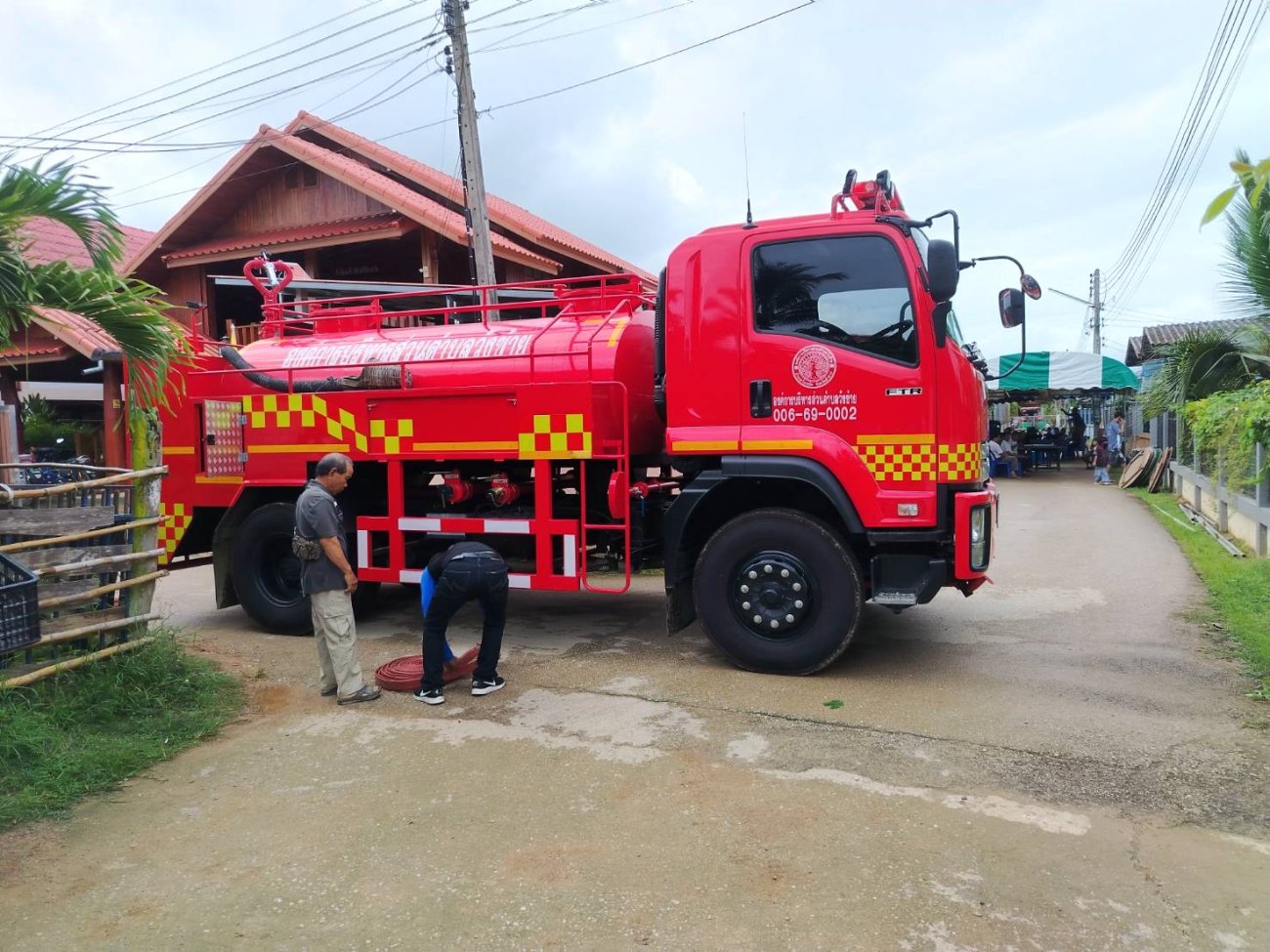 ฉีดล้างถนนทำความสะอาดชะล้างเศษ​ดินโคลน หมู่ที่ 9