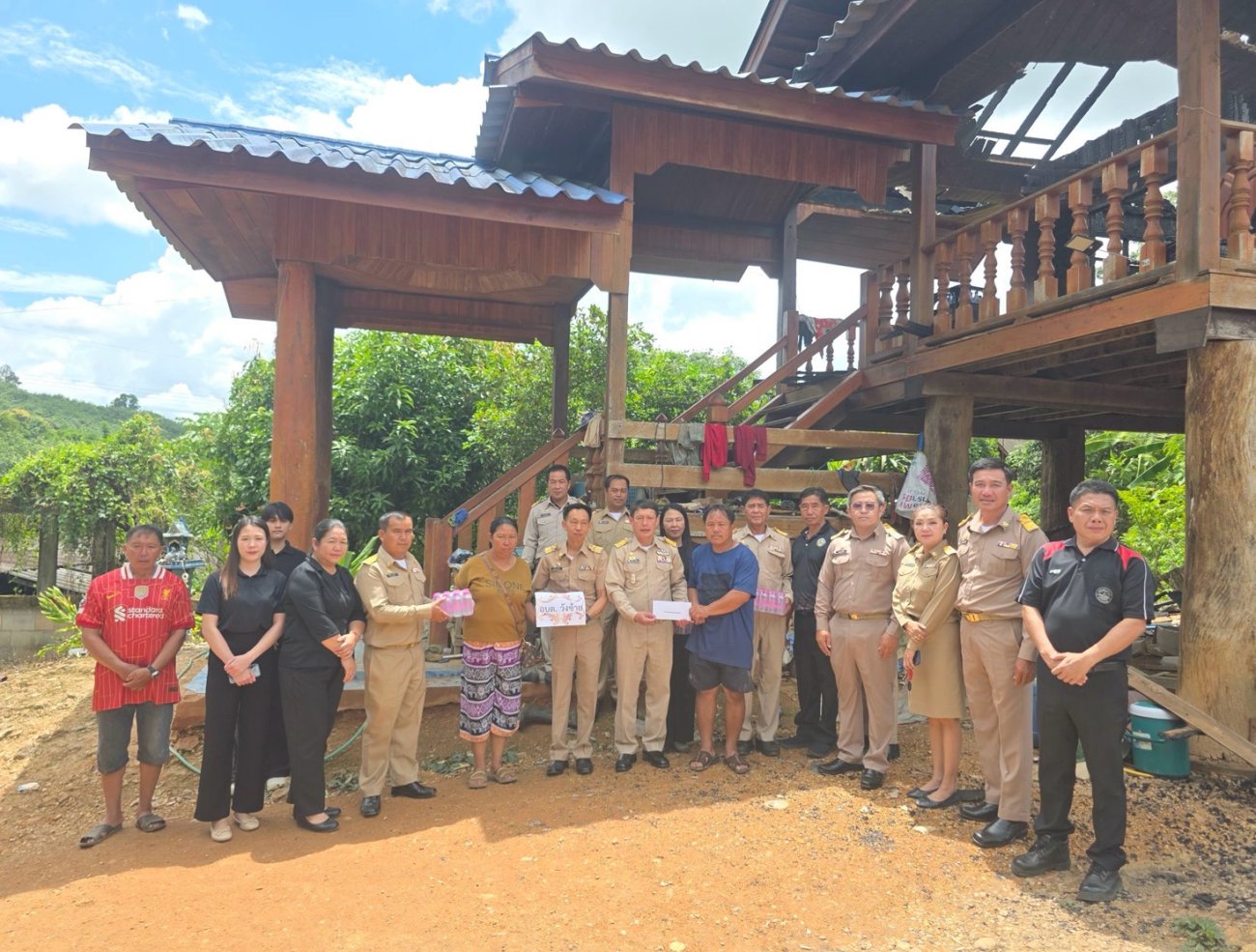 ร่วมสบทบและมอบสิ่งของอุปโภค บริโภค ให้แก่ครอบครัวผู้ประสบอัคคีภัย บ้านปงทอง หมู่ที่ 7 ตำบลวังทอง