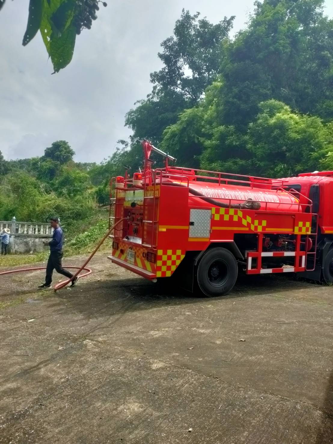ฉีดล้างลานสุสานบ้านแม่ม่า หมู่ที่ 1