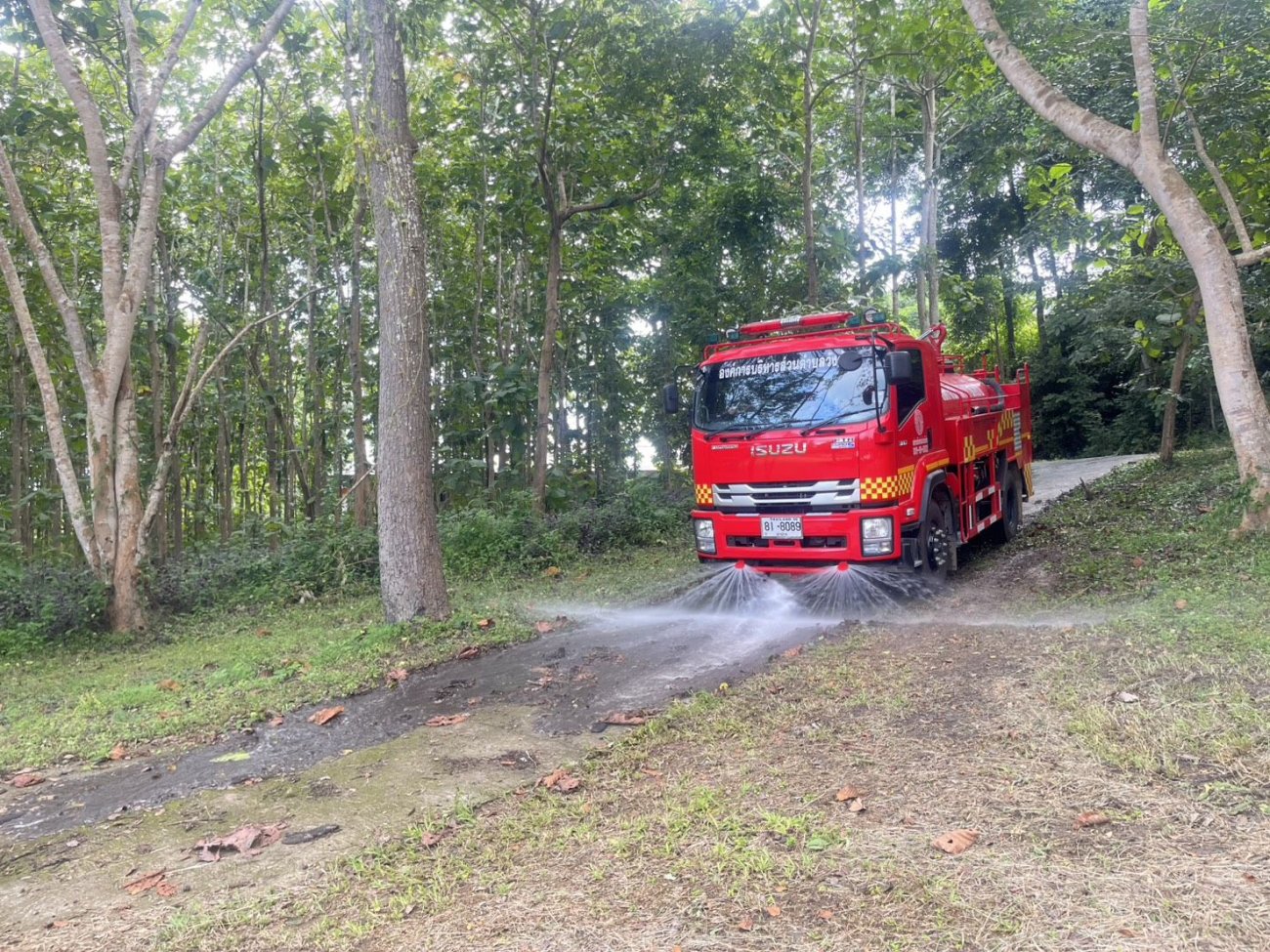 ฉีดล้างลานสุสานบ้านหัวทุ่ง หมู่ที่ 3